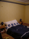 Chambre: lit et tables de nuit