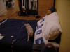 Vue du fond de la chambre: Emu sur le lit