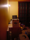 Depuis l'entree du bureau: bureau, tele, cartons, fenetre