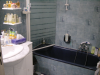 Salle de bain: lavabo et baignoire