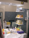 Salle de bains: Lavabo et dans le miroir: machine a laver le linge, serviettes
