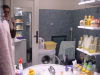 Salle de bain: dans le miroir: coco, lavabo, machine a laver le linge, baignoire