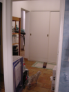 Vue depuis la salle de bain sur le hall et le dressing ferme'