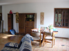 Vue du salon depuis la grande fenetre: clic-clac, tables et chaises, meubles