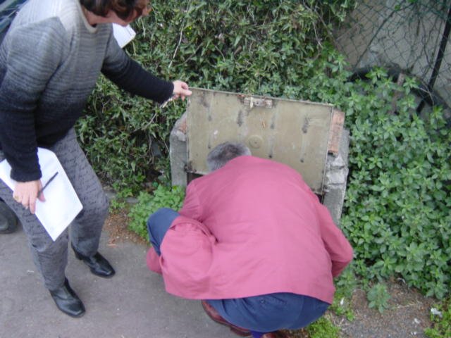 Mme Rovera et Guy observant les compteurs