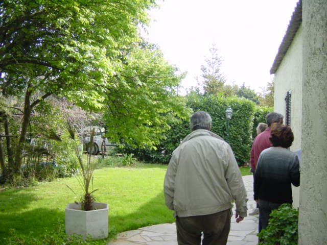 de dos: Papa, Mme Rovera, Guy, presqu'au palier de la porte