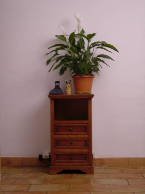 Meuble du telephone (entre la cuisine a gauche et le hall d'entree a droite)
