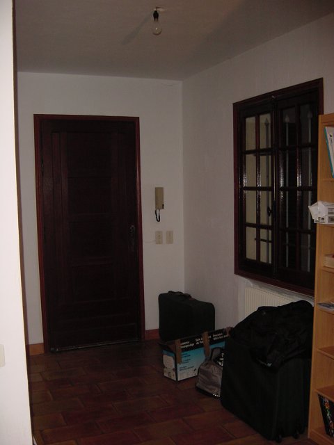 Vue depuis le salon sur la porte d'entree et le hall