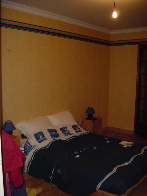 Chambre: lit et tables de nuit