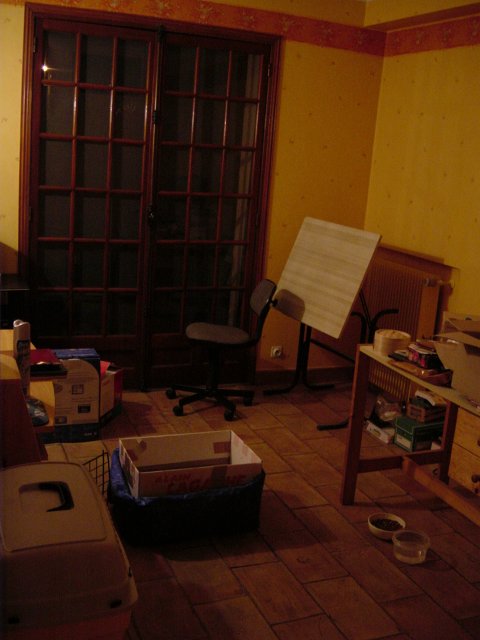 Chambre 2, le bureau (le debarras...) contenant entre autres la caisse a chat, les gamelles a chat, la table a dessin