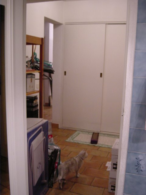 Vue depuis la salle de bain sur le hall et le dressing ferme'
