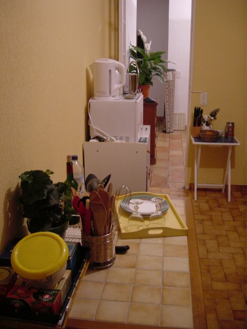 Table de la cuisine, micro-onde, bouilloire, vue sur le hall d'entree
