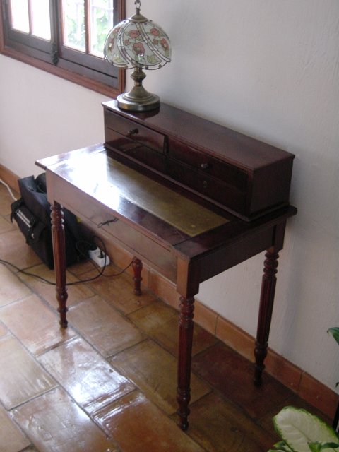 Le secretaire au fond du salon