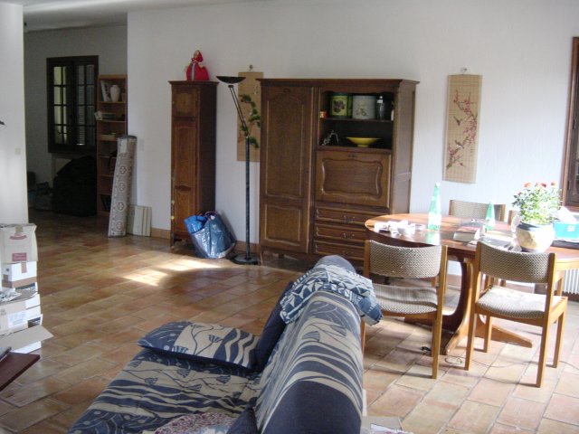 Vue du salon depuis la grande fenetre: clic-clac, tables et chaises, meubles