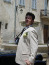 Stephane fait le beau en bombant le torse