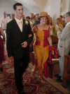 Evelyne accompagne Nicolas dans l'eglise (floue, ok, mais j'ai pas repris de photo a leur second passage)