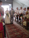 Nino accompagne Alexandra dans l'eglise (pareil que precedente: photo unique, pardonnez le flou)