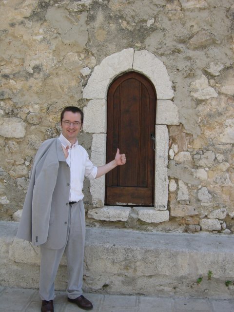 Yannick indiquant une mini-porte