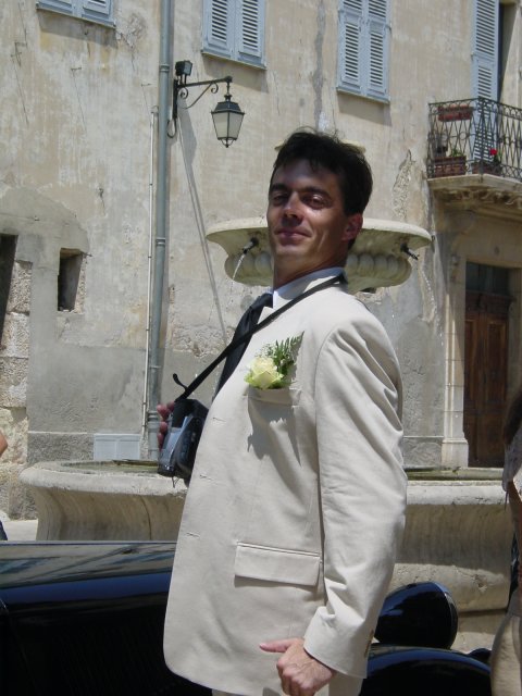 Stephane fait le beau en bombant le torse