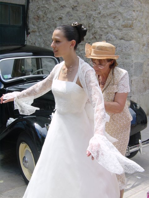Annunciate refait le lacet dans le dos de la robe d'Alexandra