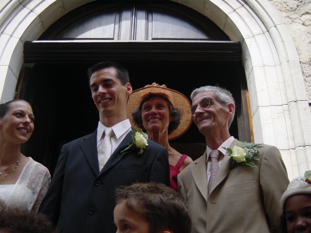 Alexandra, Nicolas, Evelyne et Guy devant l'eglise