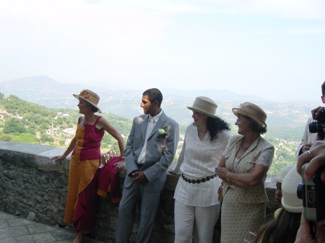 Evelyne, Djilali, Sandra, Annunciate contre le muret