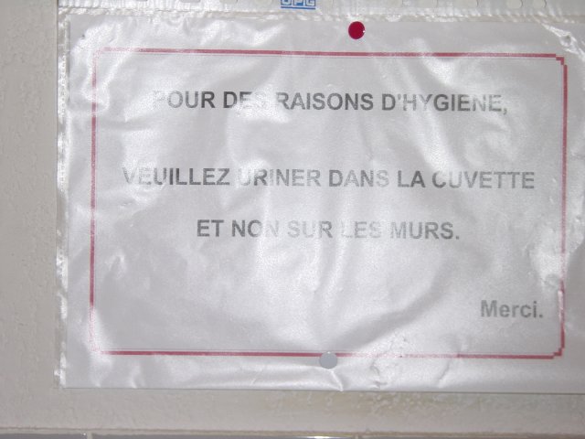 Vu dans les gogues des mecs: "pour des raisons d'hygiene, veuillez uriner dans la cuvette et non sur les murs. Merci"