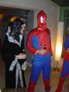 Cruella et Spiderman tenant des bieres
