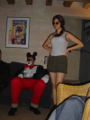 Mickey assis derriere Lara Croft