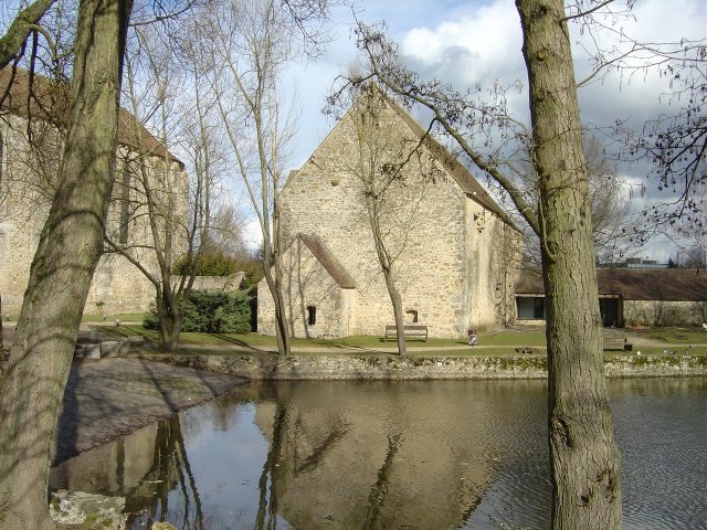 Vue sur le plan d'eau et les batiments