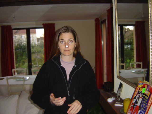 Coralie avec du maquillage blanc sur le pif