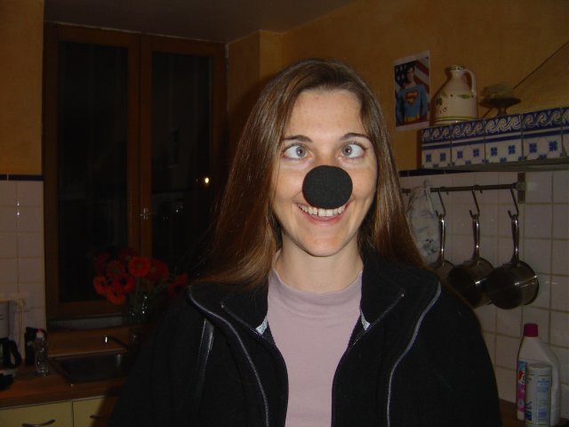 Coralie portant le nez de Mickey et louchant copieusement
