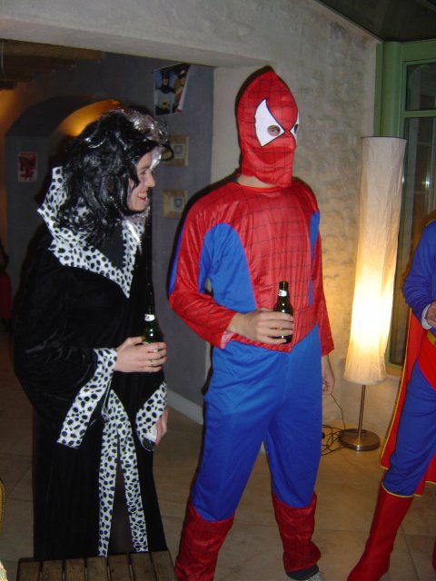 Cruella et Spiderman tenant des bieres