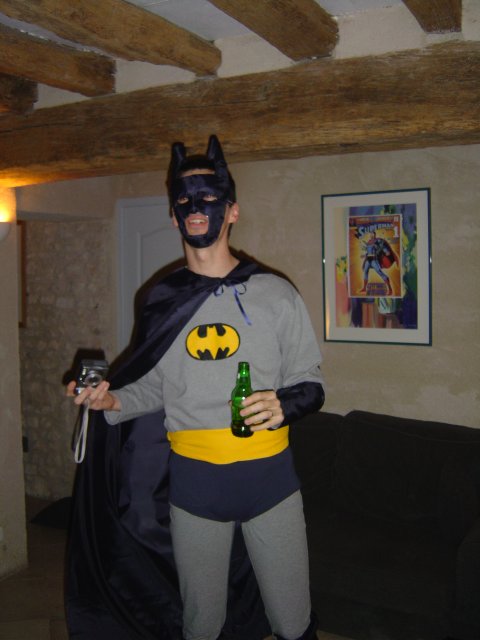 Batman appareil photo et biere en mains