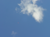 Parapente rouge sur fond de ciel bleu