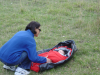 Alex regarde Thaiis dans son sac de couchage