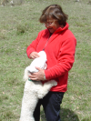 Lucas fait un calin a sa Moman