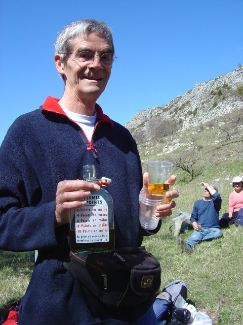 Guy tenant sa gourde quasi-vide de whisky