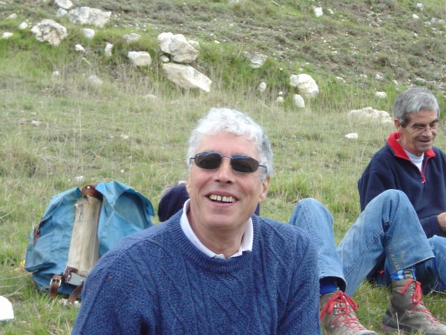 Nino fait un chouette sourire, jambes de Georges, Guy.