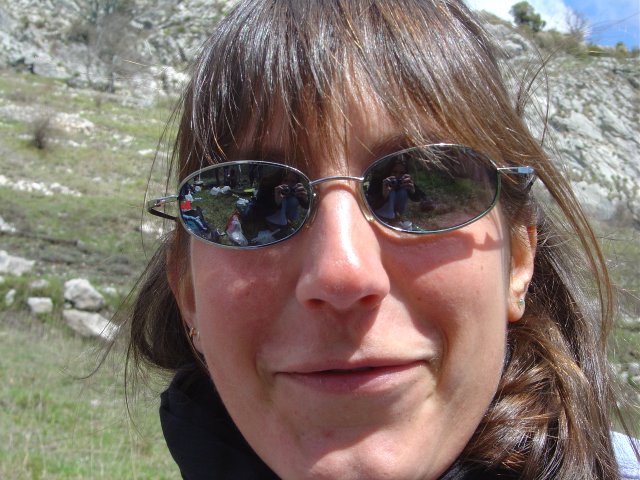 Gros plan de Carine et moi en double dans ses lunettes
