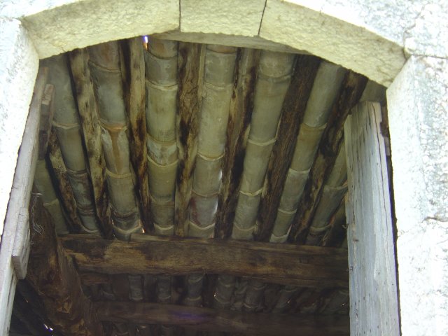 L'interieur de la maison en ruine: les tuiles