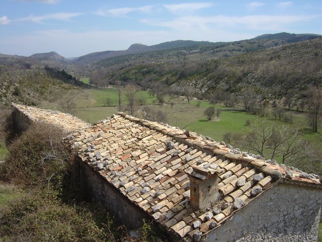 Les toits de la maison en ruine