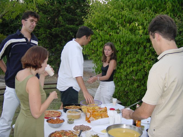 Isa, Claude, Franck, Carine, Steph, tous au buffet
