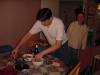 Bi allume l'appareil a fondue, Fredo supervise en souriant