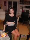 Coralie (collants a rayure londoniens) sur les genoux de Steph (qui se cache de honte)