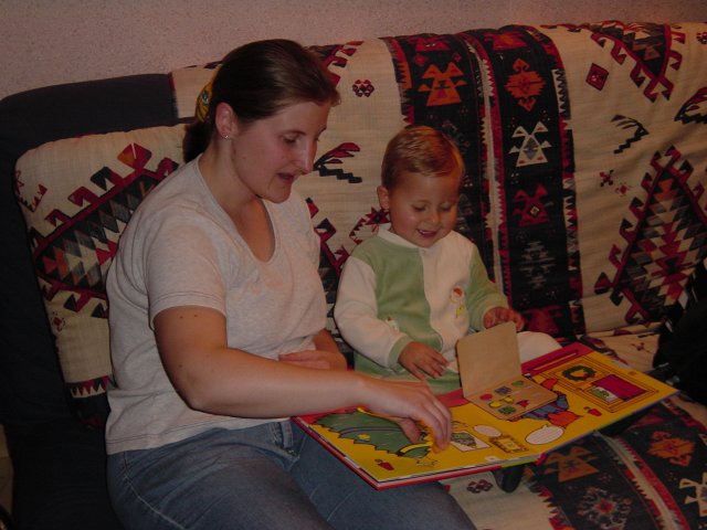 Fredo lit le livre de Noel a Gaetan