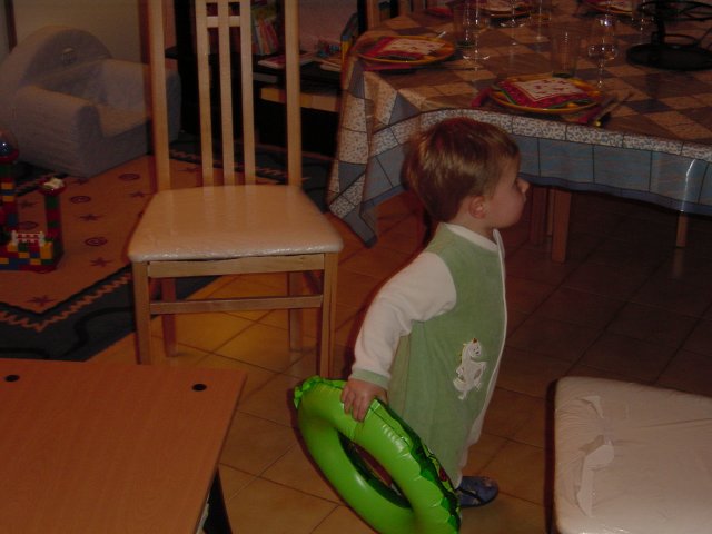 Gaetan tenant sa bouee verte