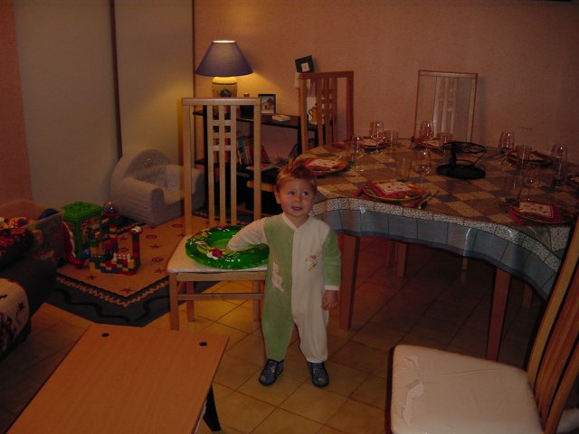 Gaetan tenant sa bouee verte