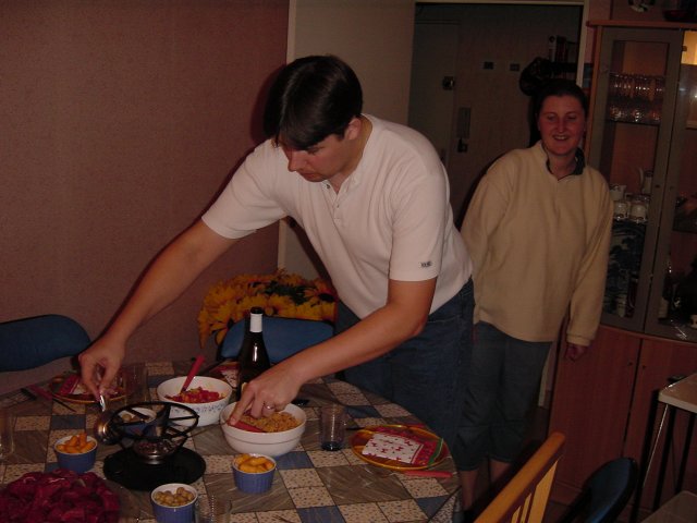 Bi allume l'appareil a fondue, Fredo supervise en souriant