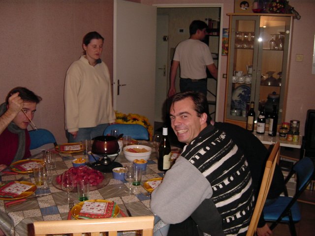 Yves fourchette en main attend la bouffe, Stephane fait un sourire a la Neurone, Neurone se planque, Fredo est navree et Steph prefere quitter la piece